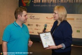 Антон Белецкий — директор маркетинг-консалтингового агентства «Business2People» получает диплом за интересный доклад